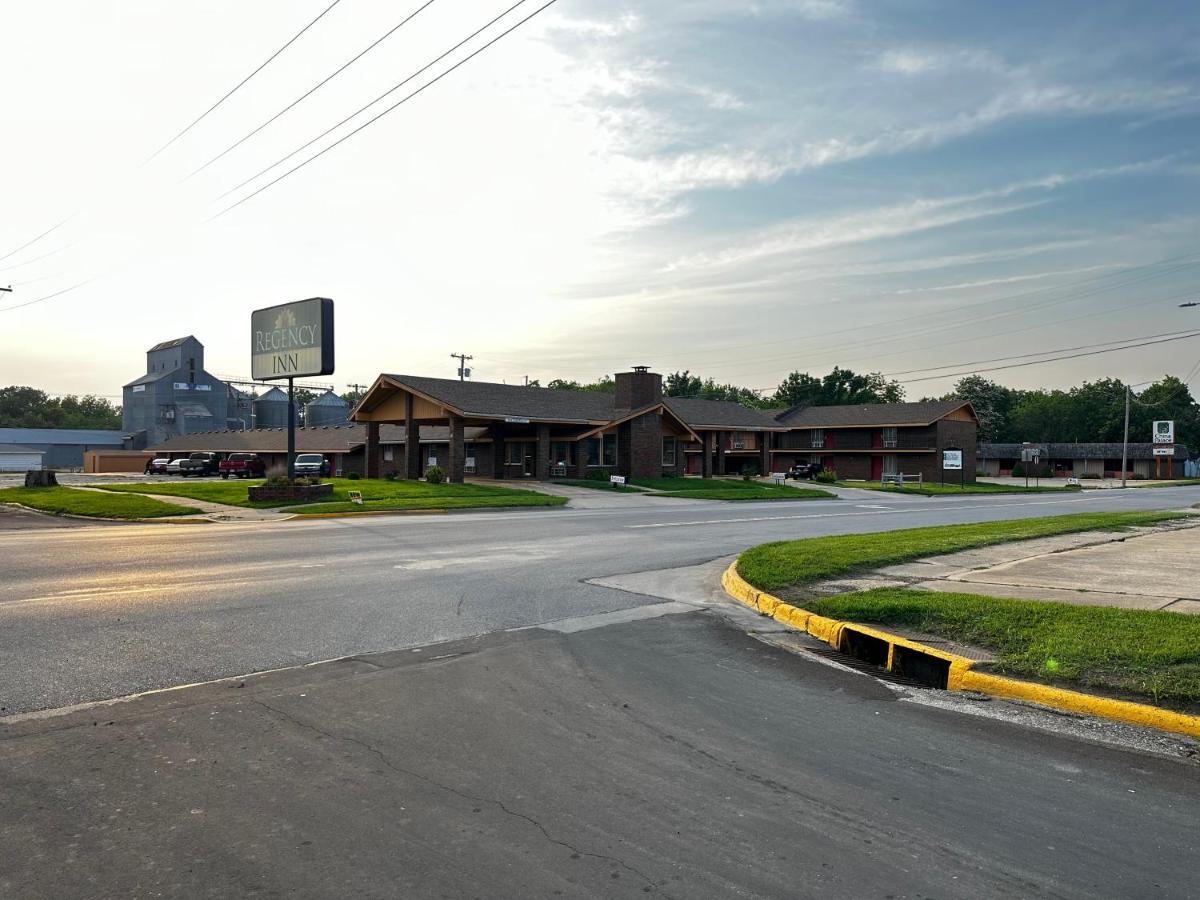 Regency Inn Iola Exterior foto